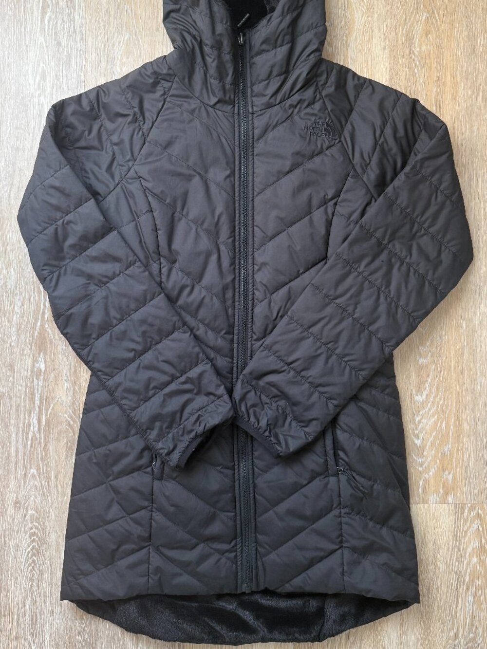 The North Face women's quilted puffer jacket, black, faux fur-lined hood
